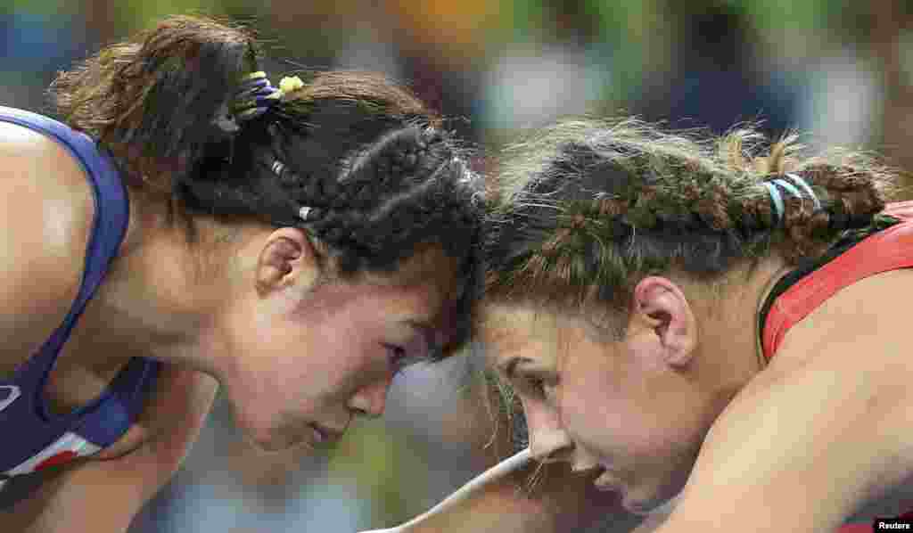 Maria Mamashuk of Belarus (right) goes head to head with Japan&#39;s Risako Kawai in the Women&#39;s Freestyle 63-kg wrestling event. The Belarusian took home silver after being beaten by Kawai.&nbsp;