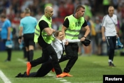 Охорона затримує учасників акції під час фіналу чемпіонату світу з футболу в Москві