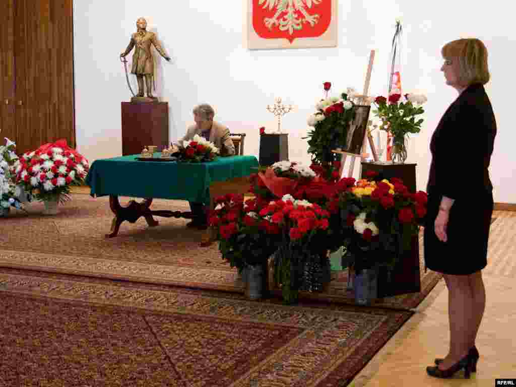 Любой человек может войти в посольство Польши в Москве и написать свои соболезнования польскому народу