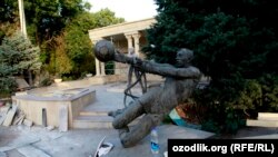 Памятник игрокам футбольной команды «Пахтакор», погибшим в авиакатастрофе 1979 году.