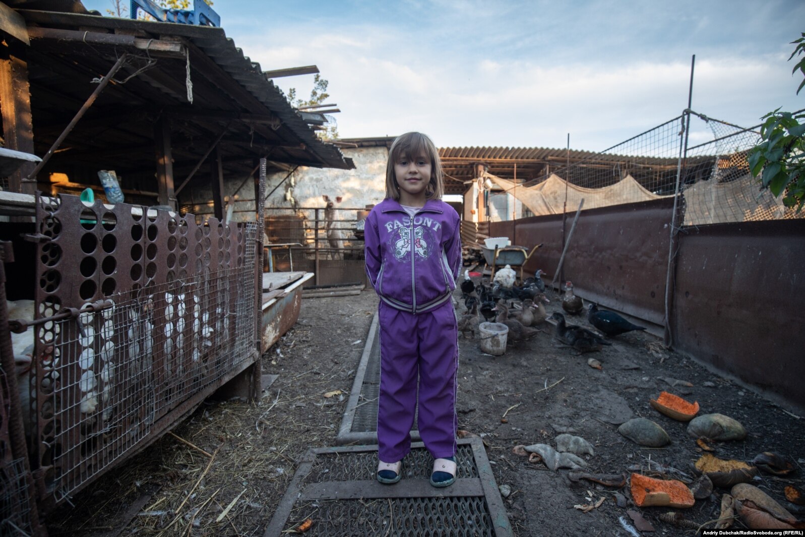 7-летняя Сабрина на ферме в Павлополе
