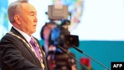 Kazakh President Nursultan Nazarbaev takes the oath of office in Astana.