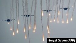 Військові літаки летять під час спільних російсько-білоруських військових навчань «Захід-2017». Білорусь, 20 вересня 2017 року
