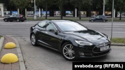 Электрааўтамабіль Tesla ў Менску