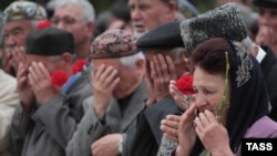 Қырым татарлары Сталин кезіндегі депортацияның 70 жылдығына орай өткізілген құрбандарды еске алу шарасында. Симферополь, 18 мамыр 2014 жыл.