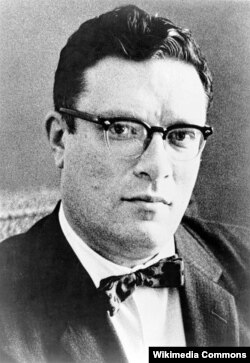Америкалык фантаст, биохимик Айзек Азимов (1920-1992).