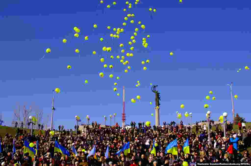 Вихованці дитсадків випустили у небо кульки із зображеннями нашивок нової поліції