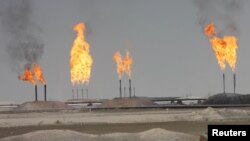 یکی از میادین نفتی در نزدیک بصره در تصویری از سال ۲۰۱۶