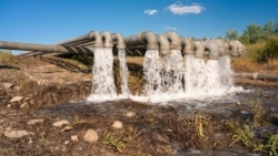 Вода из Тайганского водохранилища сбрасывается в Симферопольское, август 2020 года