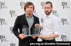 Лауреати Премії імені Георгія Гонгадзе 2022 року: фотографи Мстислав Чернов (ліворуч) та Євген Малолєтка