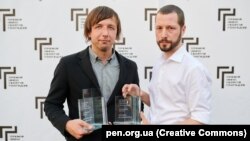 Лауреати Премії імені Георгія Гонгадзе 2022 року: фотографи Мстислав Чернов (ліворуч) та Євген Малолєтка