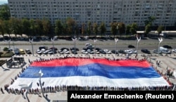 Російський прапор у центрі окупованого Маріуполя, 22 серпня 2025 року