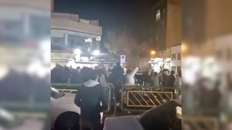 Protesti v Iranu se nadaljujejo, ubit pripadnik varnostnih sil