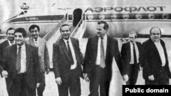 Шукрулло Мирсаидов (орқа қатор) Ислом Каримов ¸ Антолий Собчак¸ Владимир Путин¸ Адҳам Фозилжоновлар билан бирга. 1991 йил.