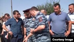 Республиканское руководство говорит, что эта мера применялась предками чеченцев и что это воля народа, который не желает жить в одном селе с семьей преступника. фото: "Кавказский узел"