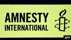 Amnesty International-მა მოიპოვა არაერთი მტკიცებულება, რომ უკრაინაში, რუსეთის მიერ ოკუპირებულ ტერიტორიებზე უკრაინულ ენაზე სწავლის გაგრძელების გამო რეპრესიებს განიცდიდნენ პედაგოგები, მოსწავლეები და მათი მშობლები.