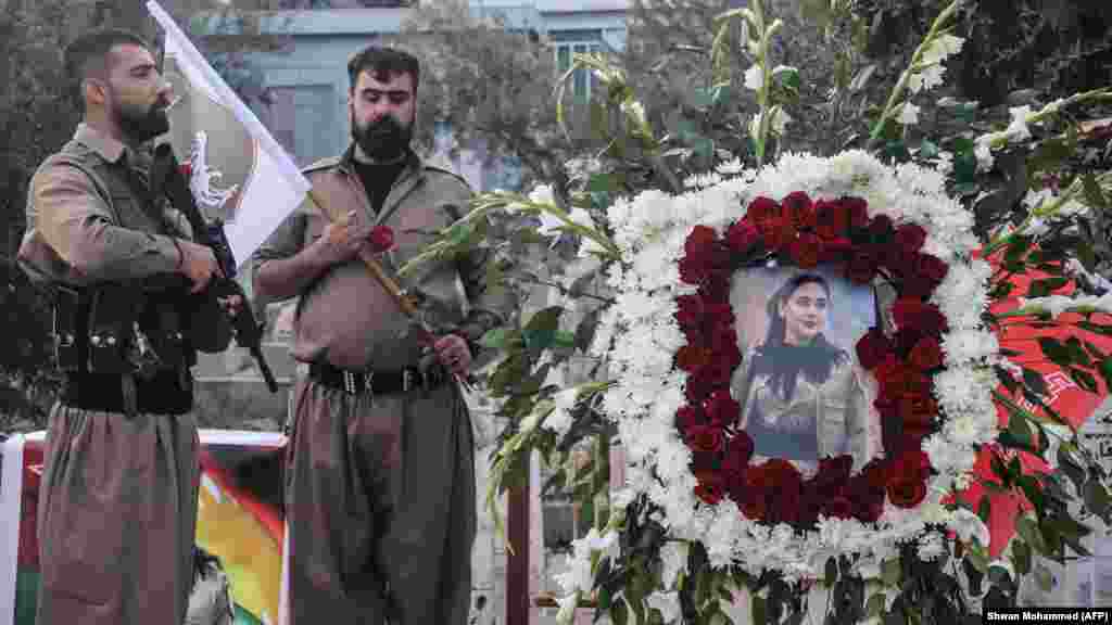 Članovi Komala partije Iranskog Kurdistana okupili su se 16. aprila na sahrani Ghazal Moulai u iračkom Kurdistanu. Ova borkinja je poginula dva dana ranije, kada je dron pogodio pripadnike te grupe, koja se protivi iranskom režimu.