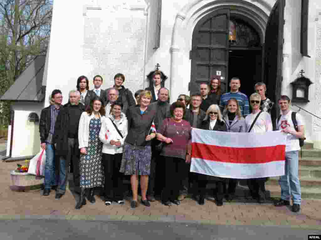 Праскія беларусы сабраліся на Альшанскіх могілках чэскай сталіцы, каб ускласьці кветкі да магілаў прэзыдэнтаў БНР