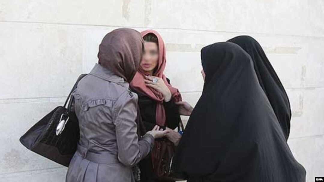 نیروهای پلیس ایران به زنی در مورد «حجاب» او هشدار می‌دهند