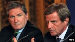 Американський спецпосланець в Афганістані Ричард Голбрук та міністр закордонних справ Франції Бернард Кушнір на прес-конференції у Парижі. 2 вересня 2009 р.