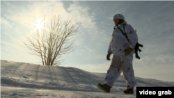 Новобранець-піхотинець йде відпрацьовувати тактику заходу та маскування на позиціях, Запоріжжя