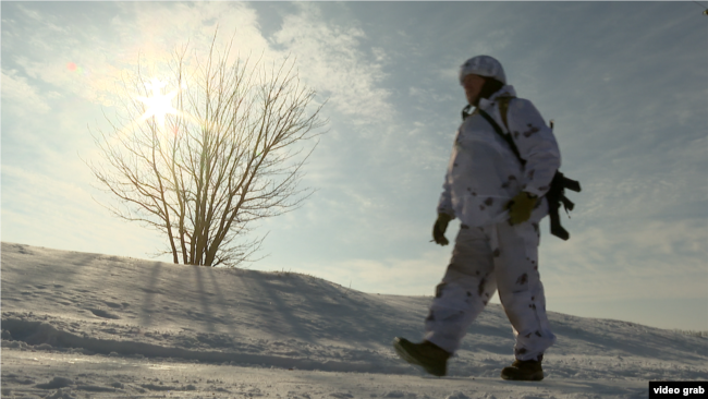 Новобранець-піхотинець йде відпрацьовувати тактику заходу та маскування на позиціях, Запоріжжя