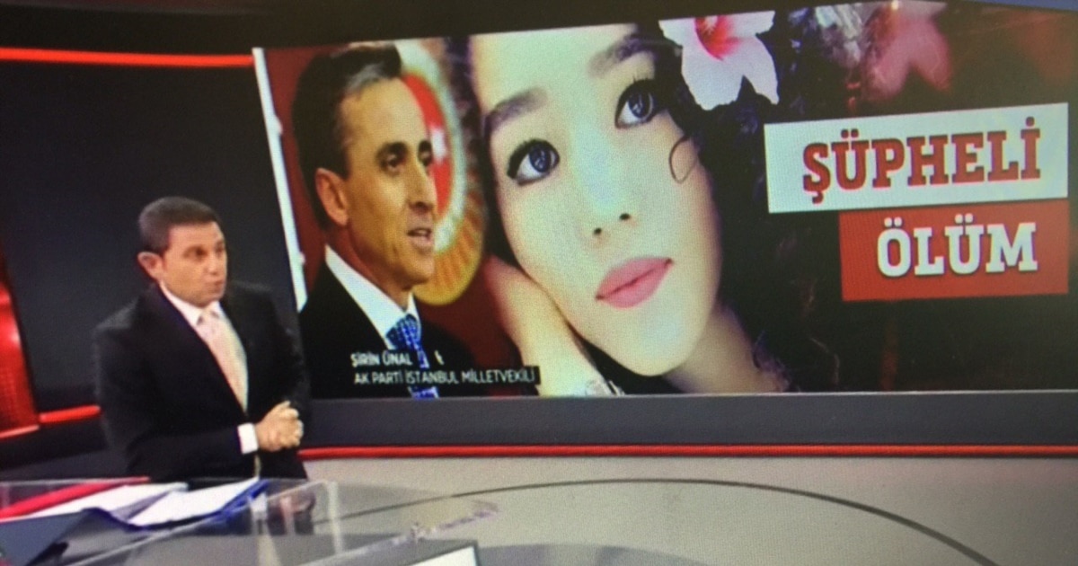 Әйел телефонына порнографиялық фотосуреттер түсіреді.