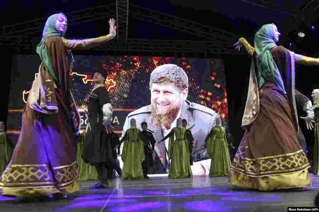 Dansatori îmbrăcați în costume naționale cecene, sărbătoresc realegerea liderului regional cecen Ramzan Kadyrov, în Grozny, Cecenia.