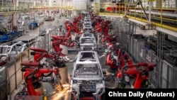 Производство на автомобили во кинеска фабрика