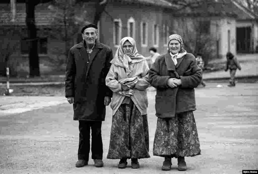 Izbjeglice iz Bosne i Hercegovine u izbjegličkom kampu u Varaždinu, Hrvatska, u zimu 1992. godine.