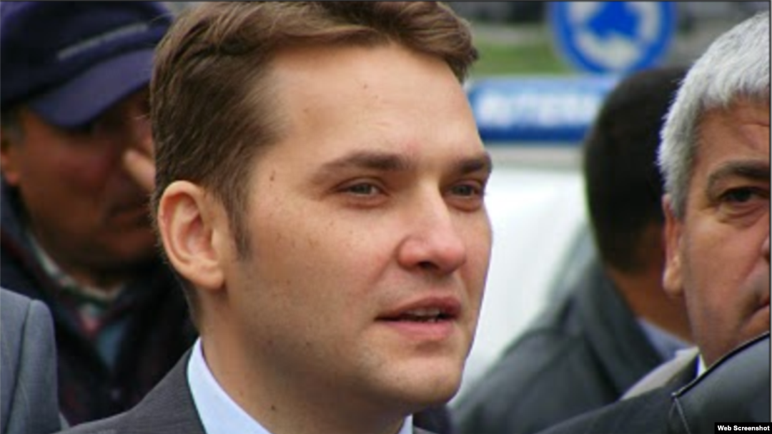 Avocat, senator, ministru al marilor proiecte (titulatură care mai există în Federația Rusă), Dan Șova fusese condamnat pentru trafic de influență în favoarea unei firme de avocatură, în dauna CET Govora. Trei ani de închisoare și confiscarea a 100.000 euro fusese sentința