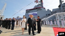 Кім Чен Ин (п) і Кім Чжу Е (в білому одязі), архівне фото