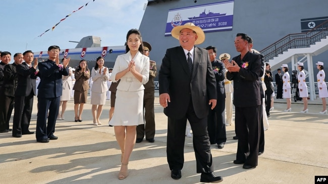 Kim Jong-un dhe vajza e tij Ju Ae (afër majtas) marrin pjesë në ceremoninë e dytë të lëshimit të destrojerit Kang Kon në qytetin portual të Rason. Shkatërruesi u dëmtua në një lëshim të dështuar një muaj më parë dhe u lëshua me sukses në përpjekjen e dytë. 12 qershor 2025