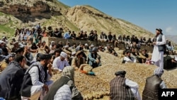 جریان خاکسپاری قربانیان سیلاب‌های ناگهانی در ولایت سمنگان.