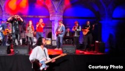 Големото финале на БАНКРОТ БЛУЗ БЕНД на концертот во Куршумли ан фото: Ангел Ситновски БОЈС