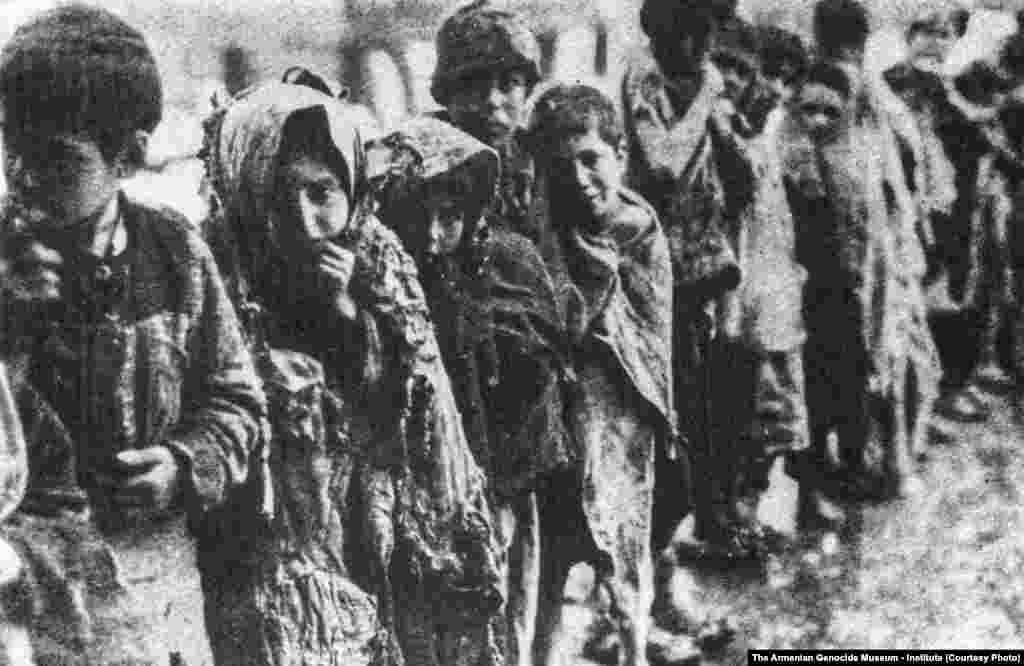 Fotografie înfățișând refugiați armeni, realizată de Armin T. Wegner.