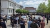 Punonjësit e Qendrës Shëndetësore të Graçanicës protestojnë për arrestimin e drejtoreshës së tyre, Mirjana Dimitrijeviq, 20 maj 2026.