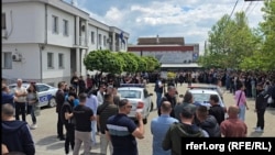 Punonjësit e Qendrës Shëndetësore të Graçanicës protestojnë për arrestimin e drejtoreshës së tyre, Mirjana Dimitrijeviq, 20 maj 2026.