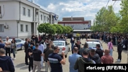 Zaposleni u Domu zdravlja Gračanica protestuju zbog hapšenja direktorke Mirjane Dimitrijević, 20. maj 2026.