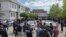 Punonjësit e Shtëpisë së Shëndetit në Graçanicë duke protestuar pas arrestimit të drejtoreshës së këtij institucioni serb, Mirjana Dimitrijeviq. 20 maj 2026. 