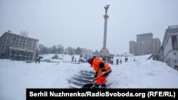 Через снігопади та ожеледицю в Україні перекрито рух транспорту на 13 автодорогах, без електропостачання залишаються 1844 населені пункти