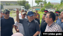 Жанарбек Акаевдин Оштун Манас-Ата кичирайонундагы мыйзамсыз курулган жер ээлери менен жолугушуусу. 7-май, 2026-жыл.