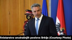 Cancelarul austriac Karl Nehammer a ridicat tema migrației în campania electorală, iar o decizie în acest sens a fost neacceptarea României și Bulgariei în Spațiul Schengen.