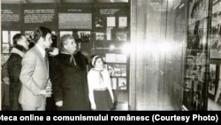 Ceaușescu vizitează muzeul din Scornicești unde exponatele aveau, evident, legătură cu el și familia lui (28.I.1978). Sursa: Fototeca online a comunismului românesc; cota: 36/1978