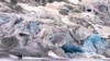 A svájci kutatók a Rhone-gleccser közelében vizsgálódnak 2023. június 16-án