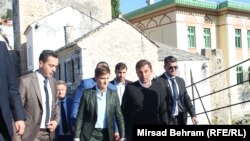 Premijerka Republike Srbije Ana Brnabić s gradonačelnikom Mostara Mariom Kordićem na Starom mostu u Mostaru, 4. oktobar 2021.