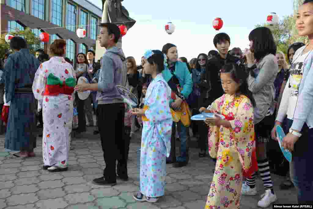 Маленькие девчонки трогательно смотрелись в элегантных кимоно.