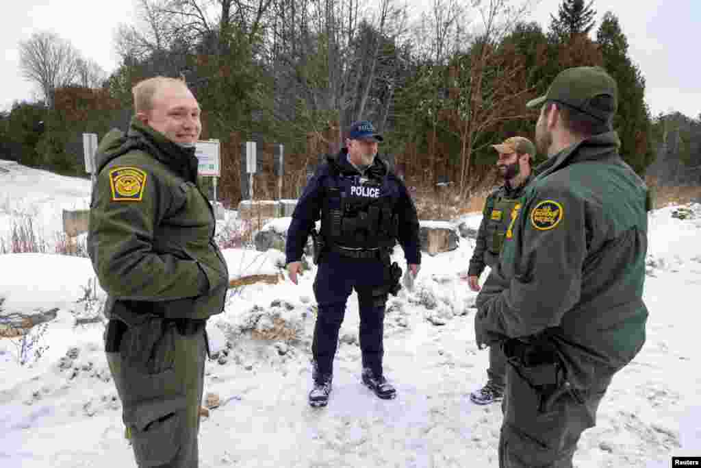 Oficerët e patrullës kufitare të SHBA-së flasin me një oficer pasi ai u ftua nga patrulla kufitare për të kaluar në anën e SHBA-së në Roxham Road, midis shtetit të Nju Jorkut dhe provincës kanadeze të Kubekut, pranë Çampleinit, Nju Jork, 17 janar.