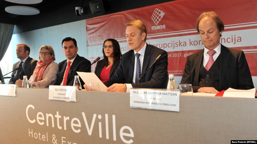 Američka ambasadorka Margaret En Uehara, ministar pravde Zoran Pažin, Vanja Ćalović Marković iz MANS-a i šef delegacije Evropske unije u Crnoj Gori Aivo Orav 