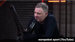 სანდრო ცნობილაძის სახლში ჩხრეკას ატარებენ.